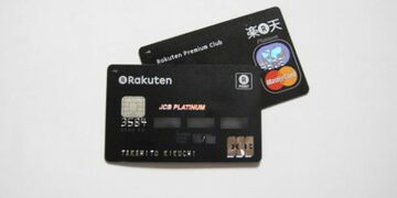 「楽天ブラックカード」の国際ブランドは、JCBとMasterのどちらを選ぶべきか？「コンシェルジュ」や「手荷物宅配サービス」などの付帯特典を比較検証！