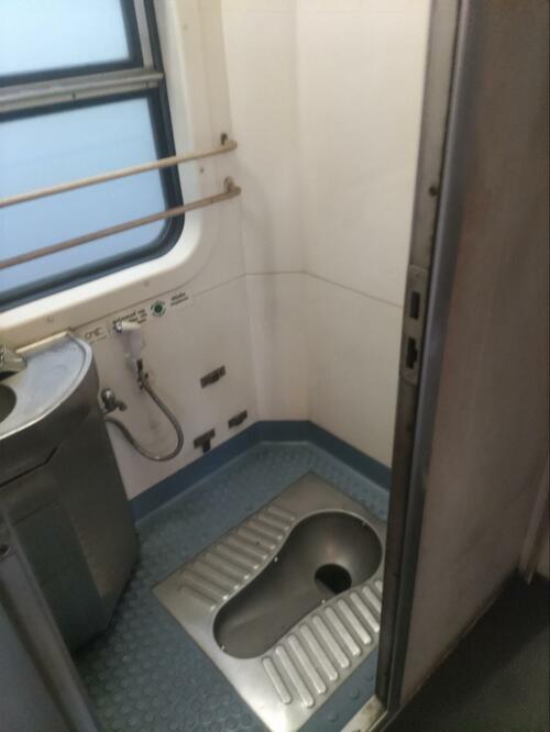 スリランカの列車内のトイレ（提供=筆者）