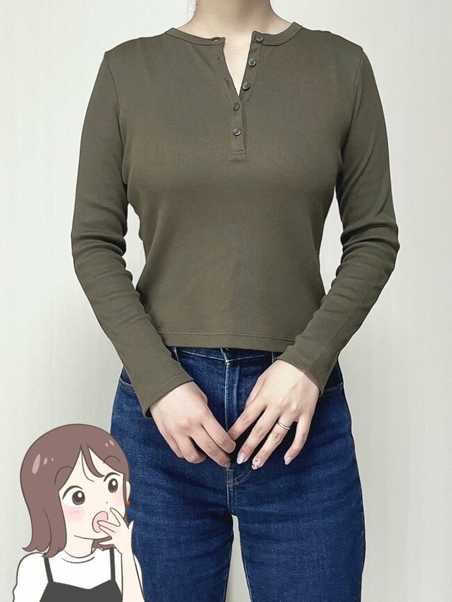 「めちゃくちゃ着痩せして見える」ユニクロの“1990円トップス”が色違いも欲しくなるオシャレさ！「4色購入した」「ヘビロテ間違いなし」
