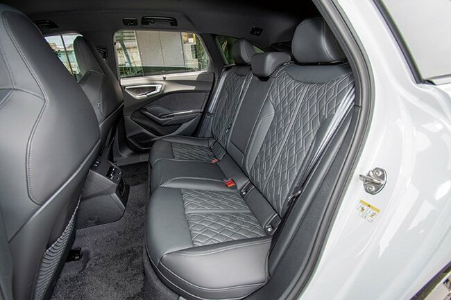 アウディA5アバントTFSI e-hybridクワトロSラインリアシート