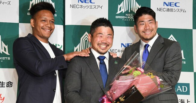 田中史朗引退会見後、サプライズで、登場した松島幸太朗（左端）と松田力也（右端）