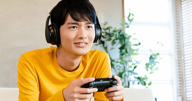ゲームをする男性
