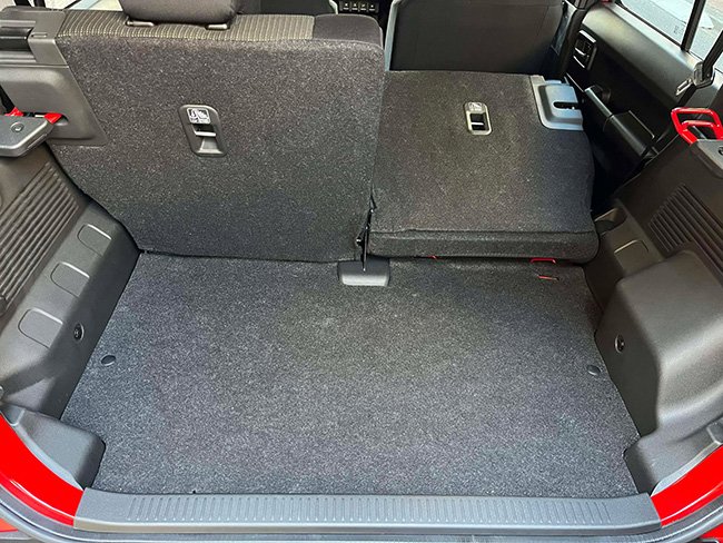 後席を倒した時の荷室奥行きは1240mm。ゴルフバッグもギリギリ積める。ただ、構造上、荷室に段差ができてしまうのが……しかも意外とこの段差が邪魔。そのため、段差をなくすラゲッジボックスがディーラーオプションで用意されている　Photo by A.T.