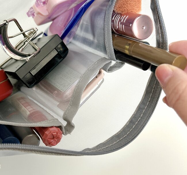 セリアさん、110円でいいんですか…？無印に売ってそうな「仕切り付きポーチ」でゴチャゴチャ小物がスッキリした！