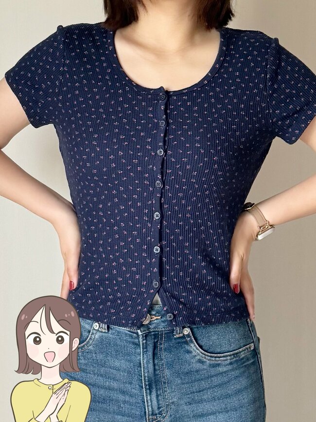 「ズバリ買いです」ユニクロの“790円トップス”1枚でコーデが華やかになる可愛さ！「パンツにもスカートにも合う」「色違いで購入」《着用レビュー》
