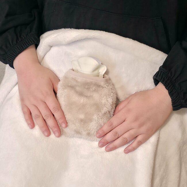 「朝の激寒通勤にちょうどいい！」セリアで見つけた“ミニ湯たんぽ”使い勝手バグツンで感動した！「ちょうどいいサイズ」「見た目もかわいい」