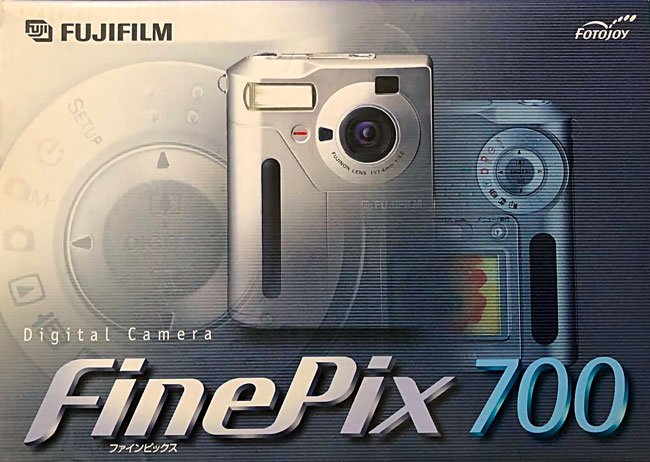 25年前にサン・セバスティアンに持って行ったデジカメは、最新機種だった「FinePix 700」は、斬新な縦型デザインが特徴。撮像素子の総画素数は150万画素だが、それでも当時は超高画質とうたわれていた(写真:富士フイルム)