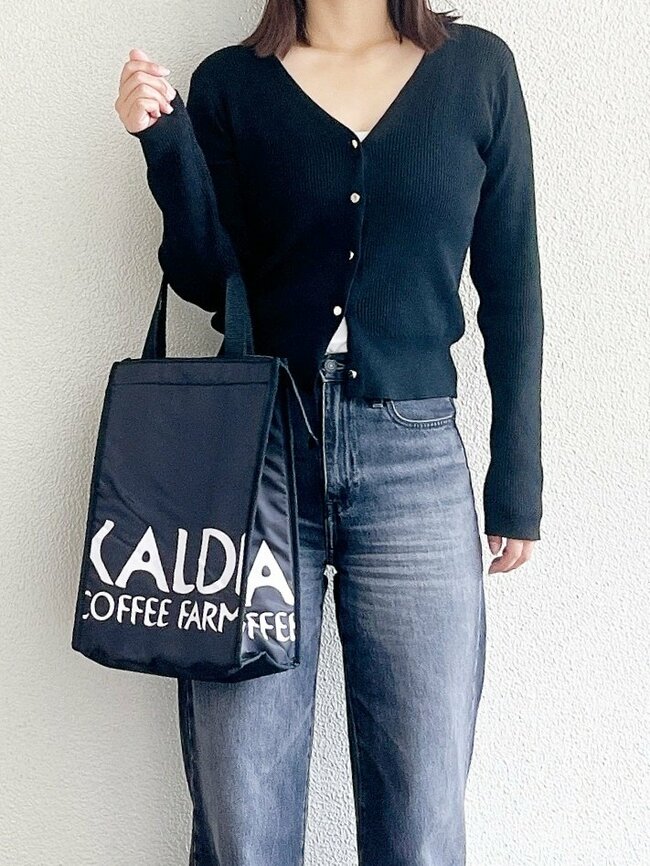 牛乳がタテにすっぽり入る…!カルディの「ペタンコになる保冷バッグ」オシャレなのに軽くて使いやすい!