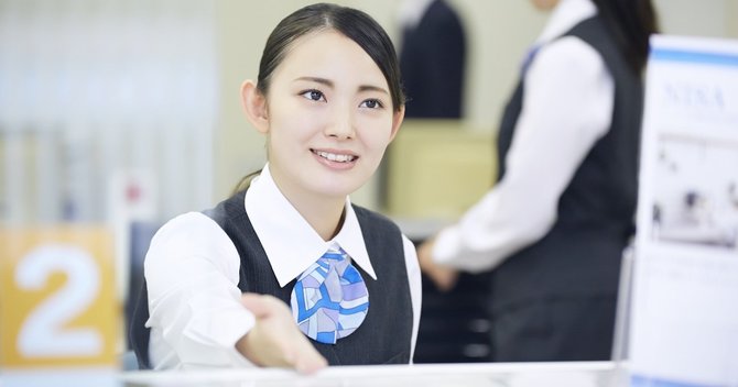 写真：銀行窓口の女性