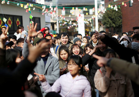 ベトナムの正月を祝う人たち