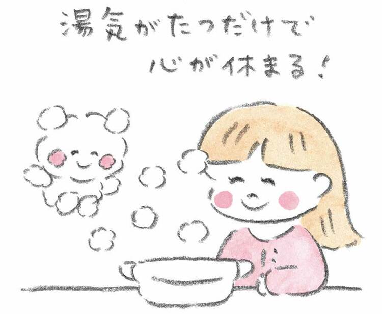 湯気がたつだけで心が休まる！ 小鍋からたつ湯気を笑顔で見つめる女性のイラスト