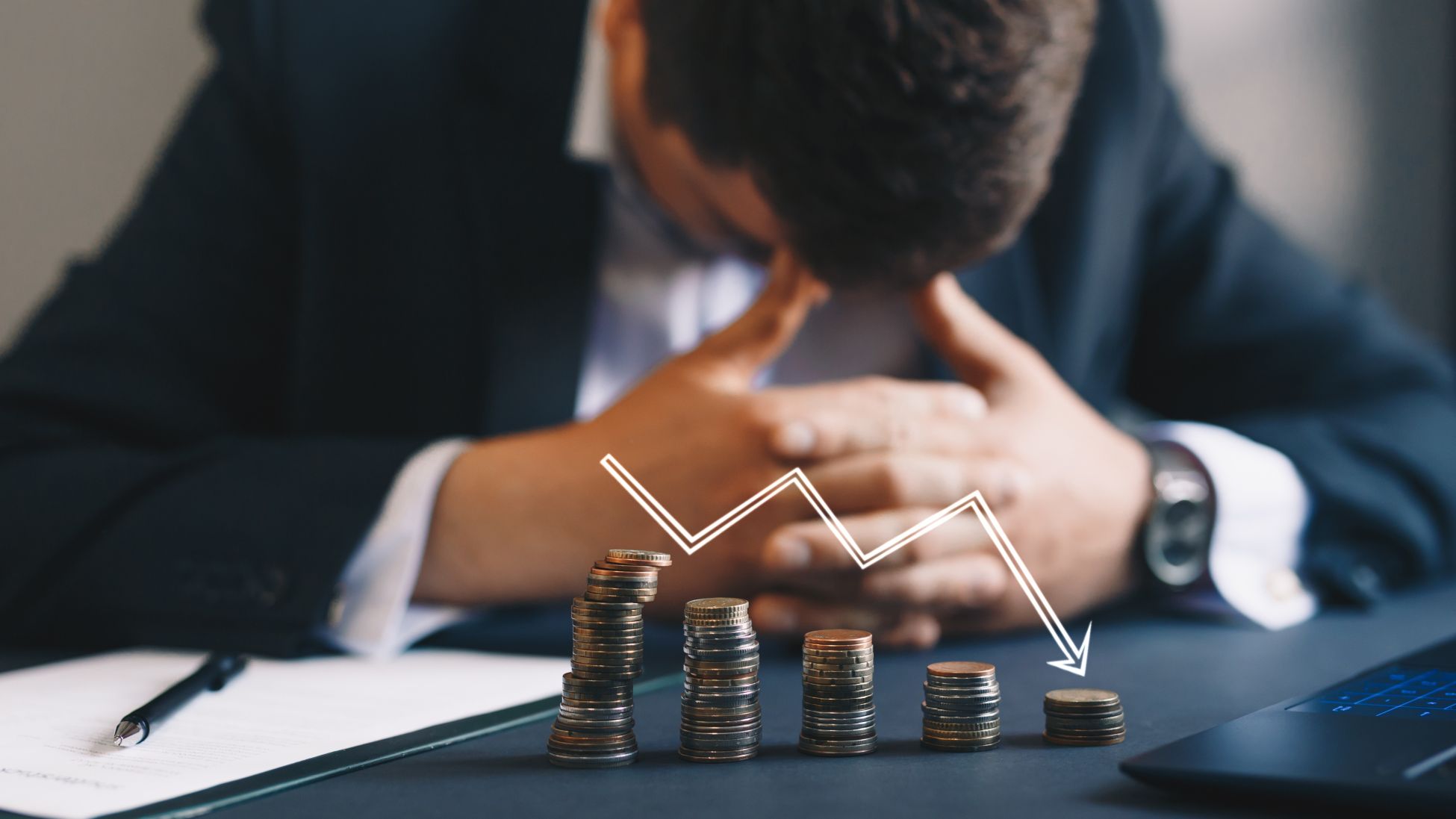 お金の面で苦悶する男性