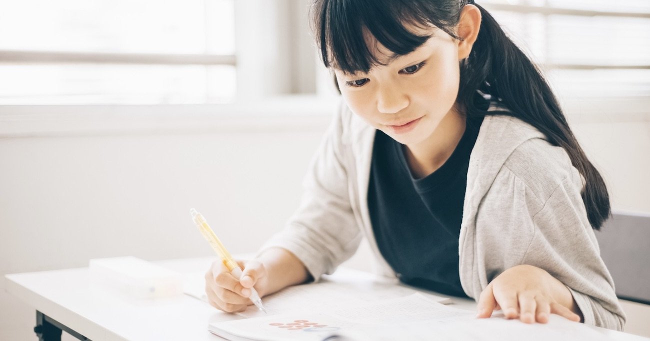 写真:勉強する女性