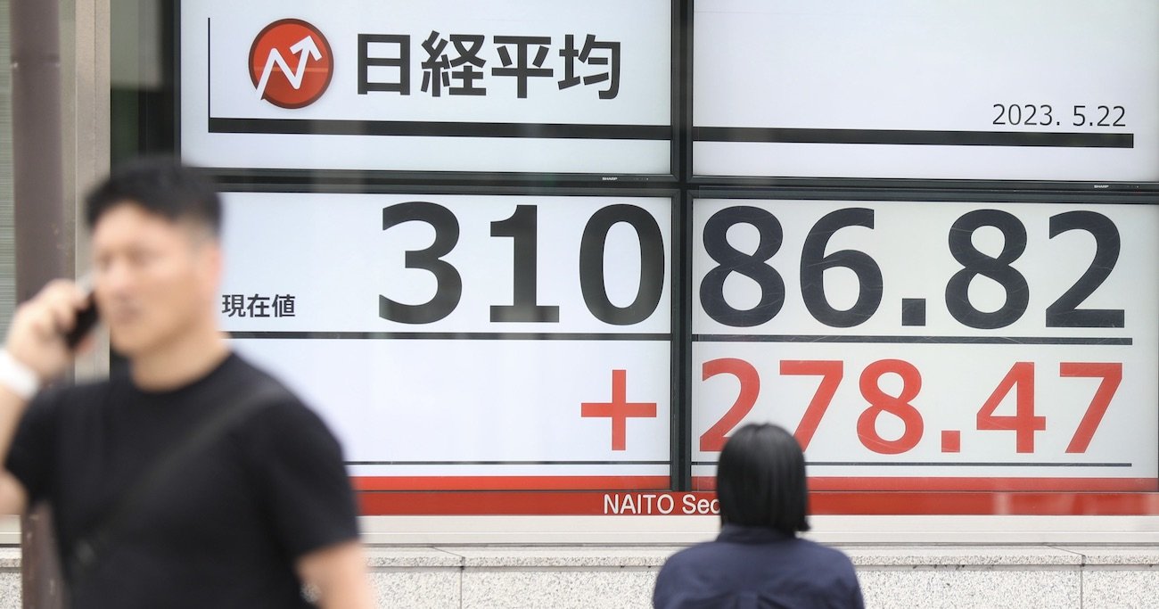写真:3万1086円となった日経平均株価の終値を示すモニター