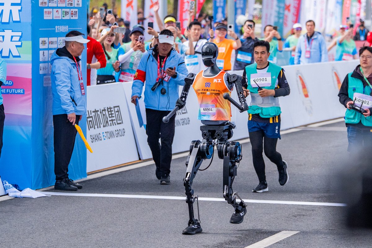 北京開催された人型ロボットと人間のハーフマラソン大会