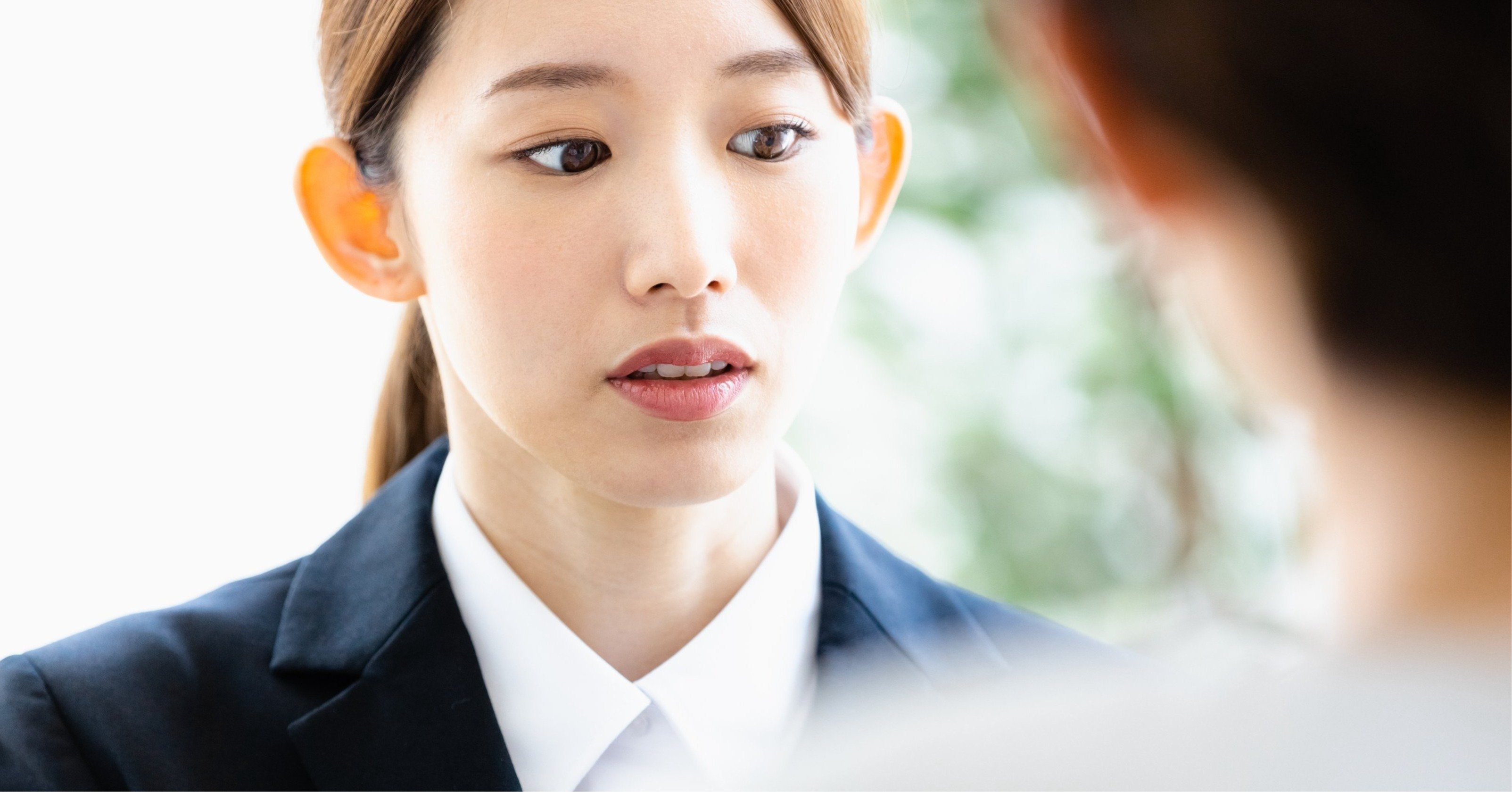 面接を受ける女性