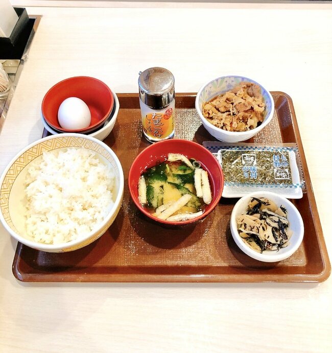 「すき家で1番コスパい」「最強だと思います」すき家の“お肉2倍モーニング”550円とは思えないボリュームに感動!「コスパ飯の極み」