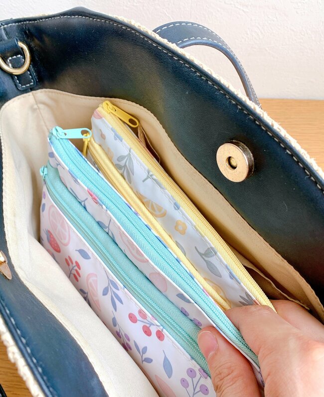 思わず2色買いしちゃったよ!セリアで見つけた“カードが40枚入るポーチ”お薬手帳や診察券をスッキリ持ち歩けます!《購入レビュー》