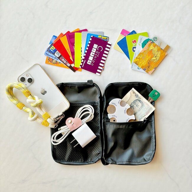 もう普通の財布に戻れないかも…！ダイソーの「手ぶらで持てる財布」カード15枚とスマホが入って天才すぎる！