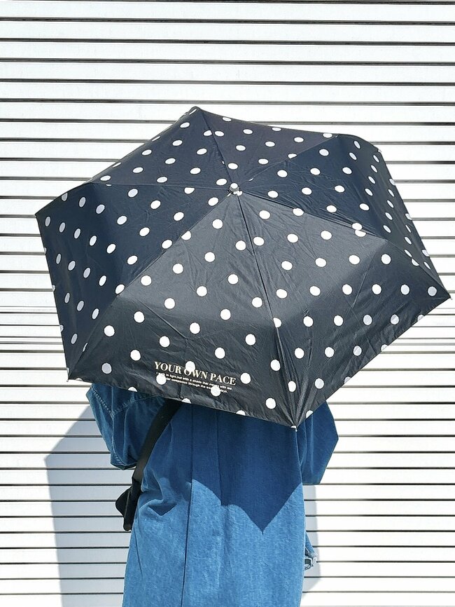 日差しが強い日も安心…!3COINSの「光とUVをカットする折りたたみ傘」体をすっぽり覆ってくれてありがたい!