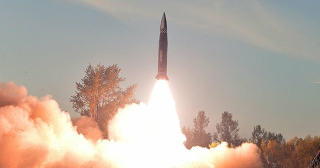 北朝鮮の弾道ミサイル発射訓練の様子