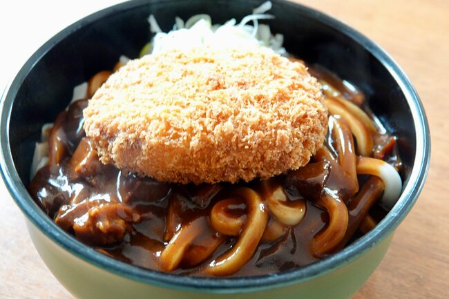 ゆでたうどんにレトルトカレーをかければおいしいカレーうどんのできあがり。トッピングもおすすめ
