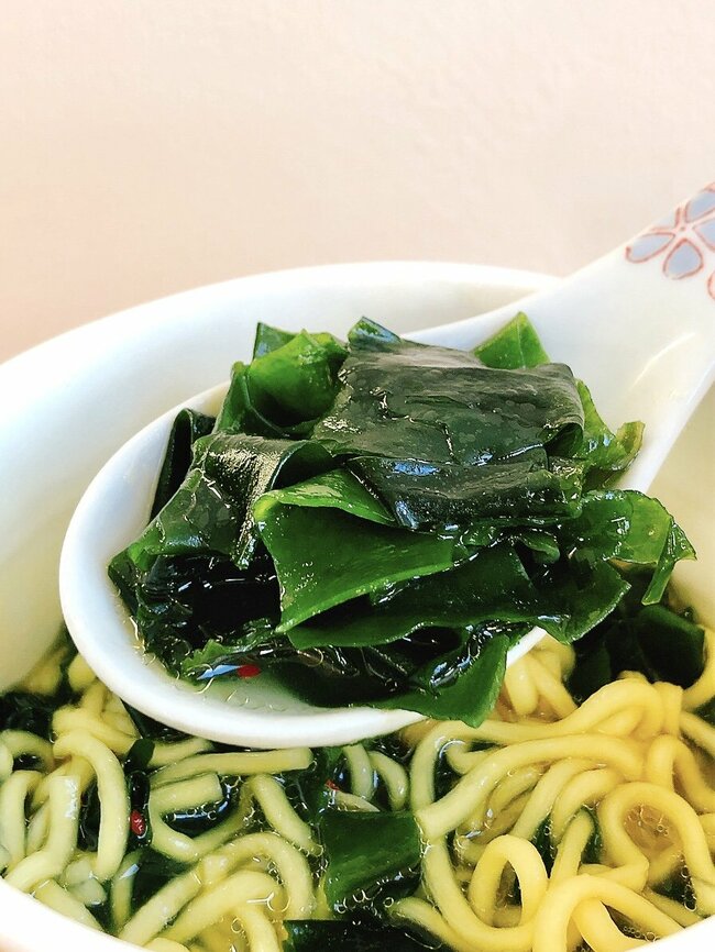 「ぼくが死ぬまで売ってくれ」セブンの“あさり出汁ラーメン”わかめの量にビビったわ…！「好きすぎて週2で食べてる」「170円のクオリティとは思えない」