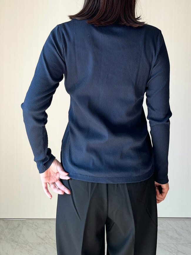 「色違いで5枚買った」ユニクロの“着回しトップス”楽ちんなのに高見えして何枚も欲しくなる!「細見えします!」「毎年購入してる」