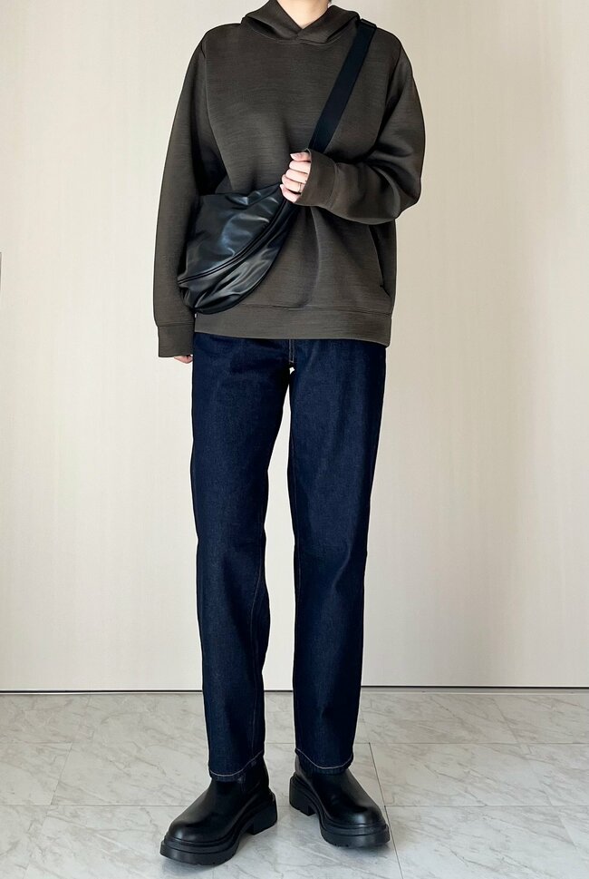 「即決で2色買いしました」GUの“細見えパンツ”ストンと落ちるシルエットがきれい！「カッコよくみえる」「仕事とプライベート用買いました」