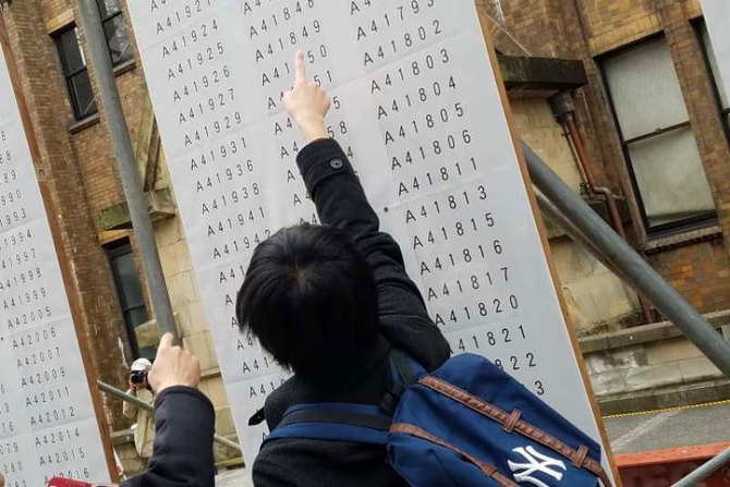 東大の合格発表の日、自分の受験番号を見つけた黄さんの子ども