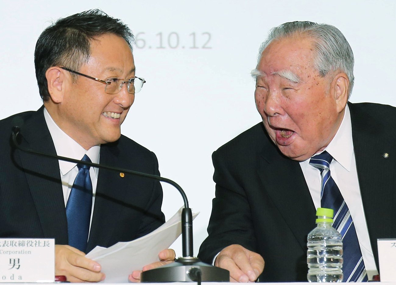 業務提携の検討開始で合意し、記者会見で笑顔を見せるトヨタ自動車の豊田章男社長（左）とスズキの鈴木修会長