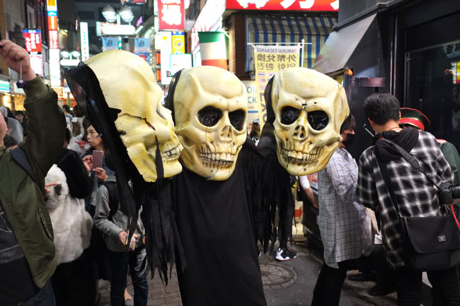 渋谷をコスプレして歩く若者たち