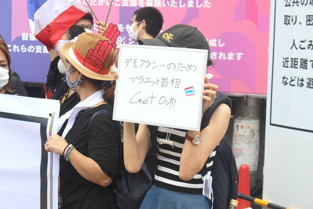 渋谷駅前を通る日本人に日本語でアピールする参加者の女性たち