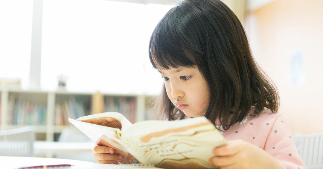 読書する子