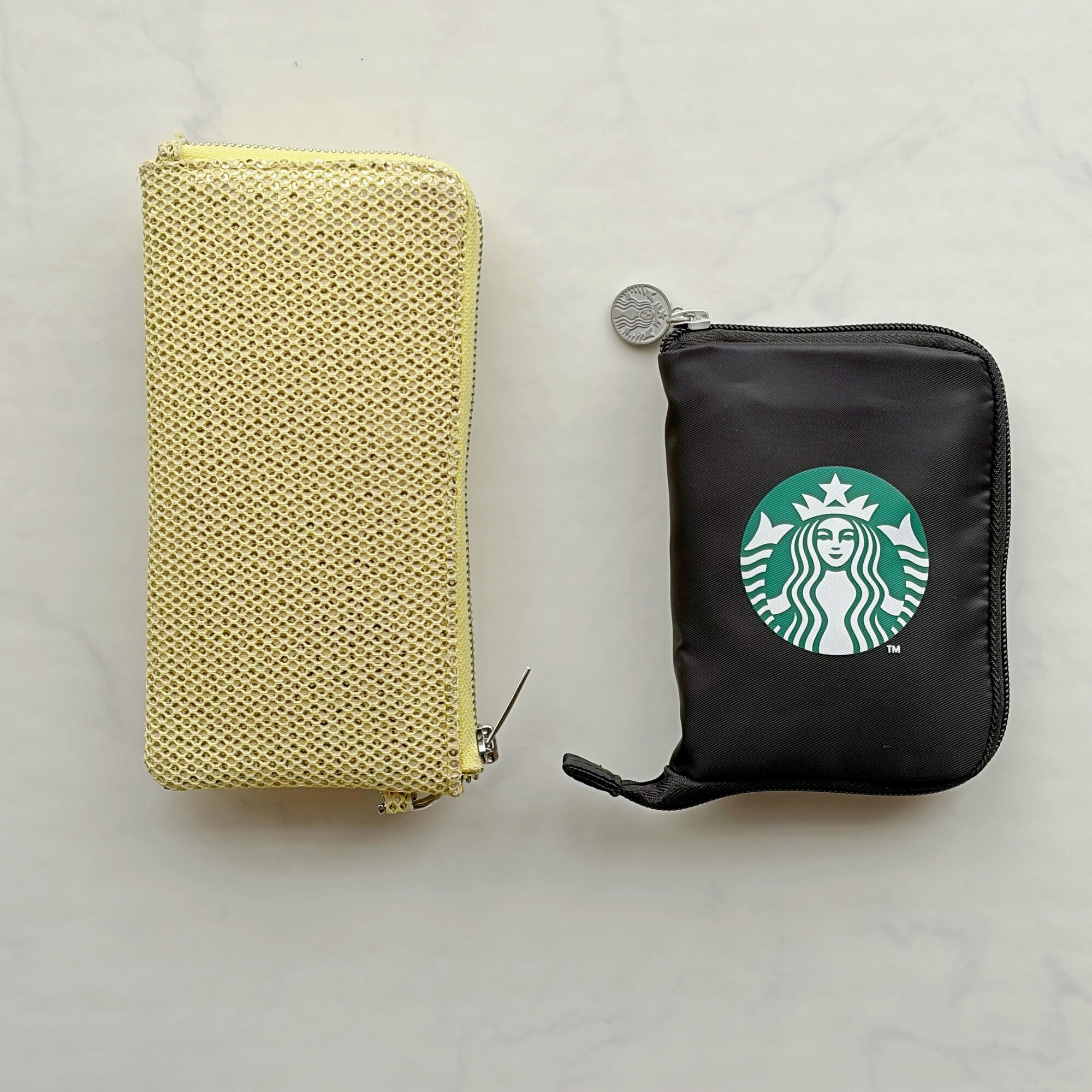 「買い物で毎日使ってます」スターバックスの“ポーチみたいなエコバッグ”スリムに持ち運べて優秀！「たくさん荷物が入ります！」「スタバのロゴがかわいい」