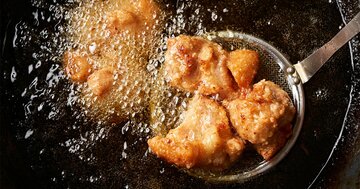 「フライパンに高さ1cmほどの油」でOK!からあげを上手に揚げる簡単な方法【プロが解説】