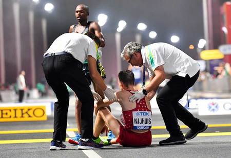 ドーハの世界陸上で救護を受けるマラソン選手