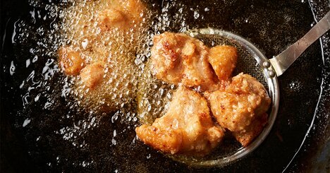 「フライパンに高さ1cmほどの油」でOK！からあげを上手に揚げる簡単な方法【プロが解説】