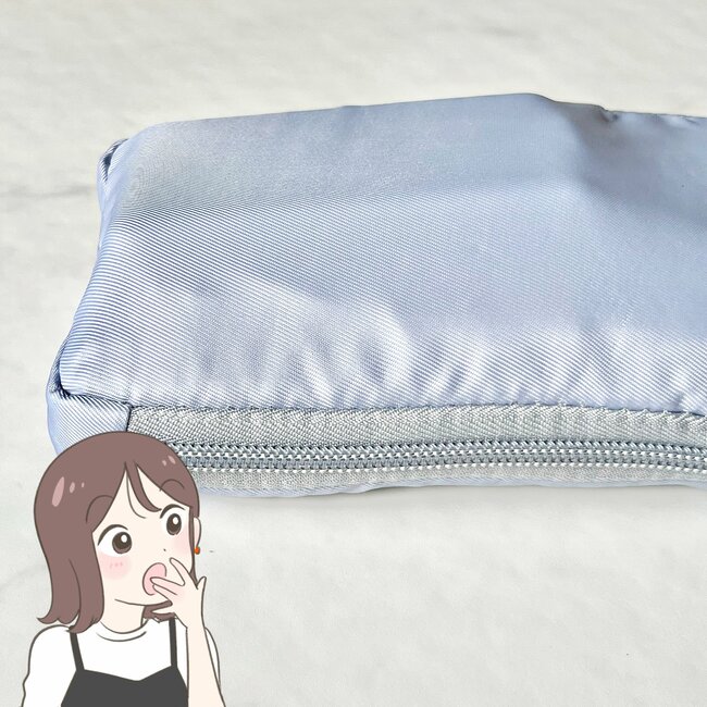 便利すぎて3色まとめ買いした！ダイソーの“財布がわりになるポーチ”お散歩や旅行で大活躍！「ガバッと開いていい」「内ポケットたくさんあって助かる」《購入レビュー》