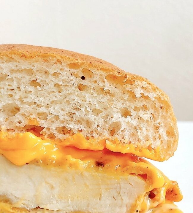 「笑っちゃうくらいチーズたっぷり」「どう見てもキャパオーバーだろ」ケンタッキーの“チーズにおぼれるバーガー”背徳感がスゴすぎる！「チーズの量どうなってんだこれ」