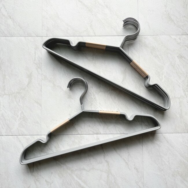 「3本購入しました」ニトリの“天才ハンガー”省スペースに5着も服をかけられる！「クローゼットがスッキリ！」「おすすめです」