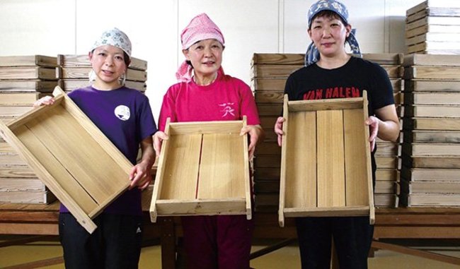 右から、杜氏の豊本理恵さん、森喜るみ子さんと娘の希さん