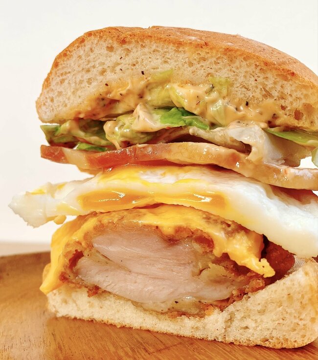 お肉デカすぎんだろ…!ケンタッキーの“よくばり全部のせバーガー”ボリューム満点で大満足!「次元が違うレベルで美味い」「ファストフードってのはこうよ」《実食レビュー》