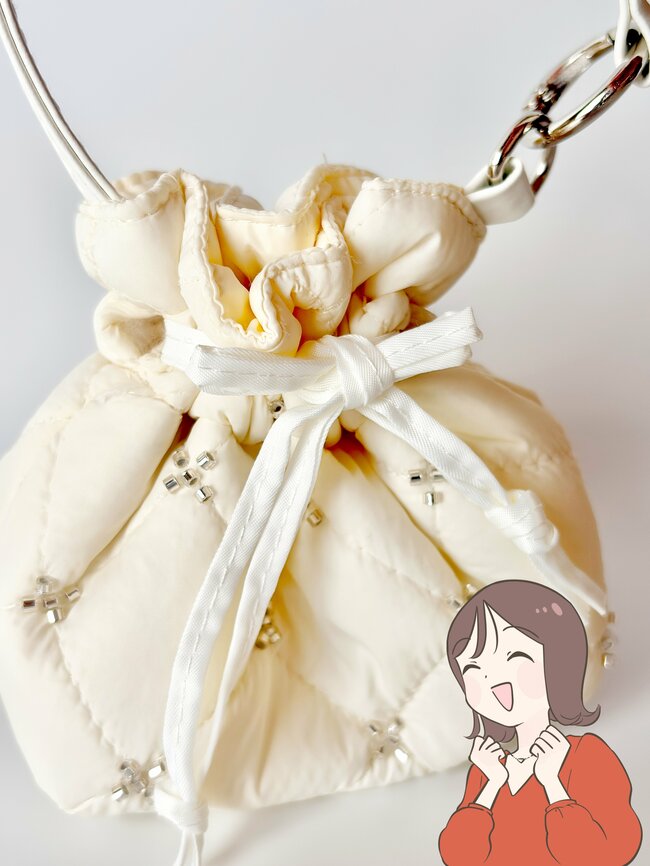 「色違いで3つも購入」3COINSの“ふわふわミニポーチ”かわいすぎて思わずまとめ買いしちゃった！「一目惚れして速攻ゲット」「見る度に気分が上がります！」