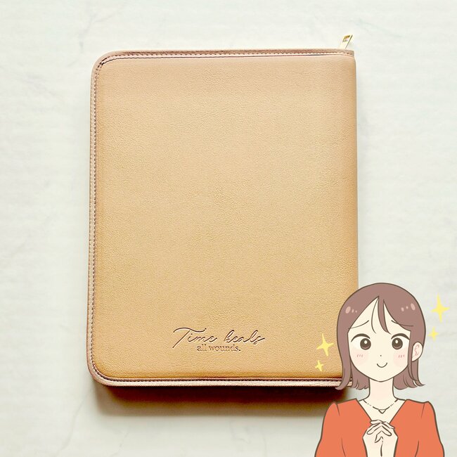 お薬手帳や処方薬がまるっと入る！3COINSの“ポケットたくさん収納ケース”通院グッズ入れにピッタリ！「迷わず購入しました」「収納力があり実用性バツグン」