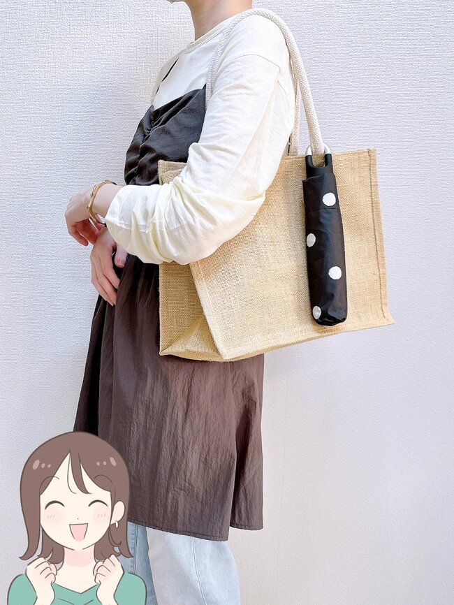 日差しが強い日も安心…!3COINSの「光とUVをカットする折りたたみ傘」体をすっぽり覆ってくれてありがたい!