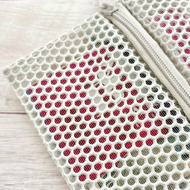 ミニ財布はこれでいいじゃん…！セリアで見つけた「迷子にならないポーチ」透け感がかわいいし、ガバッと開いて使いやすい！