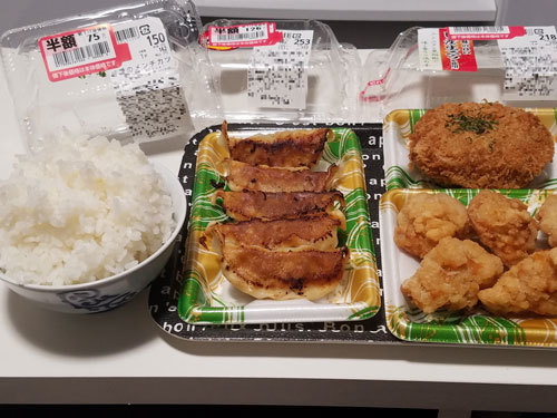 晩ご飯はスーパーの総菜。半額の品しか買わず、ご飯は自分で炊いて節約を心掛けている