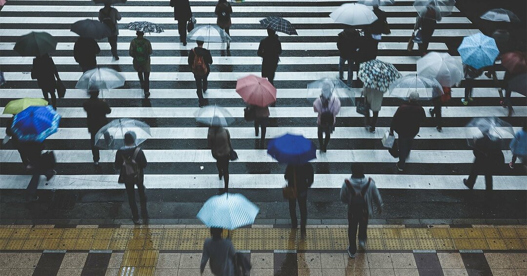 横断歩道を歩く人