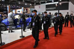 テスラの中国事業にまた難題、女性のデモが波紋